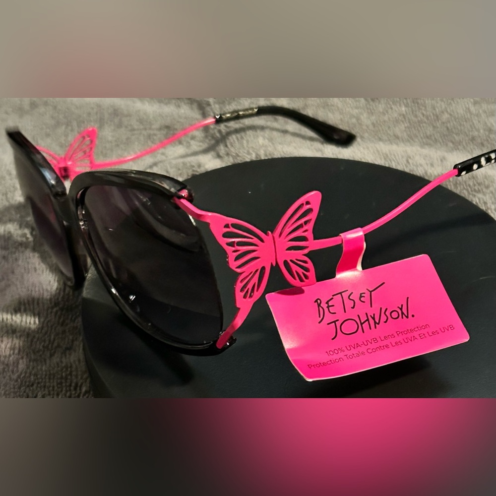BETSEY JOHNSON AUTHENTIC UVA/UVB SUNGLASSES/NWT & DUST BAG/BUTTERFLY ACCENTS